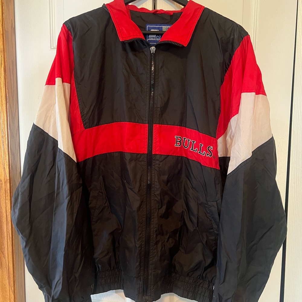 STARTER NBA Official Vintage Black and Red Chicago Bulls Windbreaker Jacket